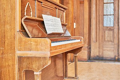 Foto vom Klavier im historischen Saal