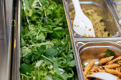 Salatbuffet: Grüner Feldsalat, Nudelsalat und Kartoffelsalat in Behältern