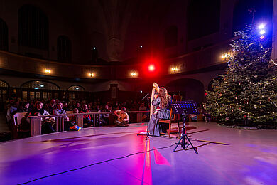 "Aurelia" an der Harfe in der gut besuchten Philippuskirche