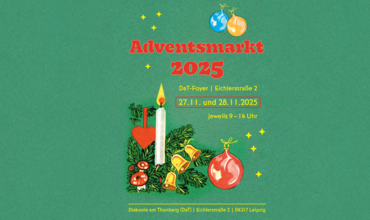 Kerze und Tannenzweige, Weihnachtskugel auf grünem Hintergrund, in roter Schrift steht "Adventsmarkt 2025" und weitere Infos (ebenso im Termin verfügbar)