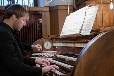 Daniel Beilschmidt an der Orgel