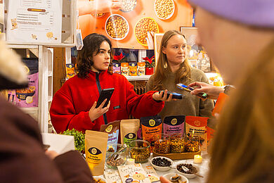 2 Personen am Verkaufsstand mit Crunchy Kichererbsen