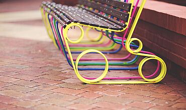 Bunte Sitzbank
