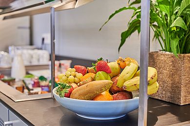 Obstschüssel am Frühstücksbuffet