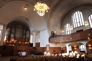 Innenansicht der Philippuskirche mit Kronleuchter