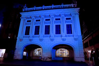 Blau angestrahltes Altes Rathaus