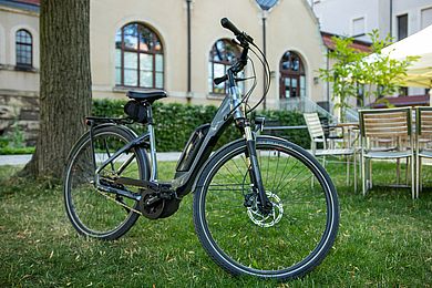 Philippus-E-Bike im Garten vom Inklusionshotel