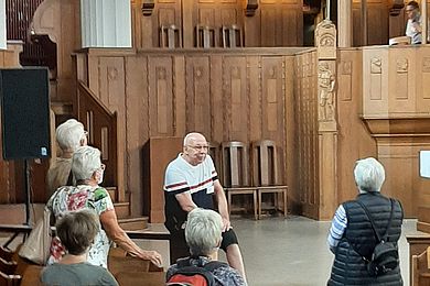 Besucher*innen bei einer Führung durch die Philippuskirche