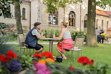 Zwei Personen unterhalten sich im Philippus-Garten