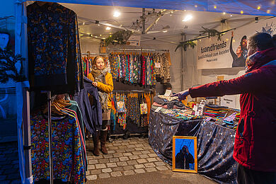 Shop von fuxandfriends, eine Kundin lässt sich beraten