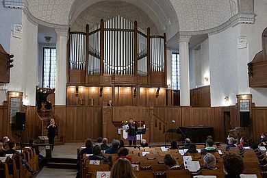 Blick auf Altar und Orgel beim Gottesdienst zur Orgeleinweihung