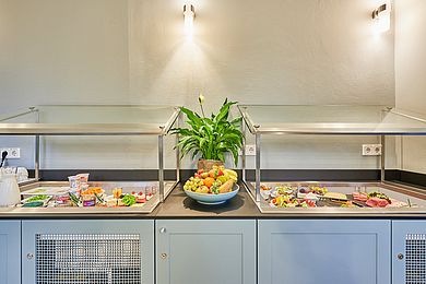 Frühstücksbuffet mit Käse und Wurstspezialitäten sowie Aufstrichen und Obst