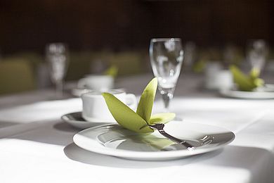 festlich gedeckter Tisch im historischen Saal der Philippuskirche