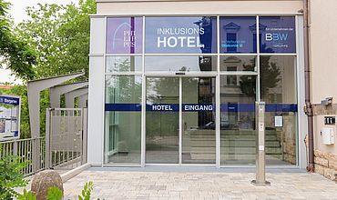 Eingang des Inklusionshotels