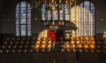 Lichtspiegelung und Kronleuchter in der Philippuskirche