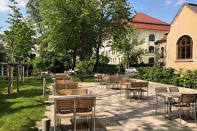 Blick auf die Terrasse mit Tischen und Stühlen