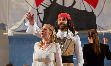 Zwei Darsteller*inner der Oper "Der fliegende Holländer"