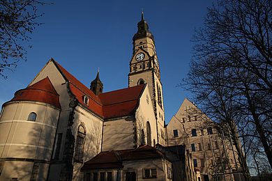 Blick vom Garten auf die Philippuskirche