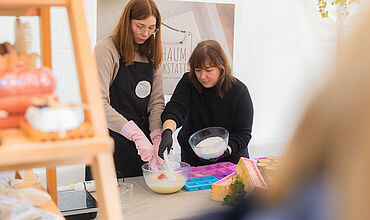 Zwei Frauen bereiten Seife vor