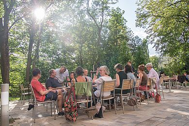 Gruppe sitzt im Philippus-Garten