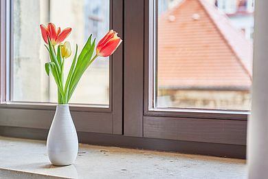 Tulpen in einer Vase auf dem Fensterbrett