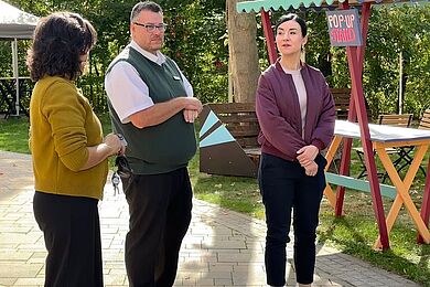 Philippus-Team und Dr. Paula Piechotta stehen im Biergarten und unterhalten sich