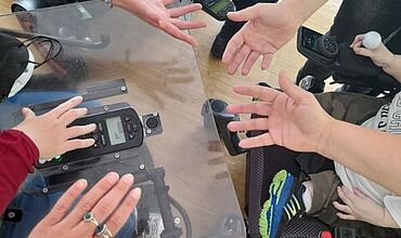 viele Hände treffen sich in der Mitte