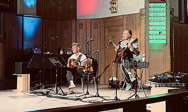 Zwei Musiker, mit Gitarre in der Philippuskirche 