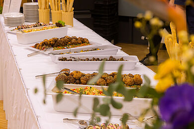 Vegetarisch-veganes Vorspeisenbuffet mit verschiedenen Gerichten.