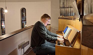 Maximilian Bernhard an der Orgel
