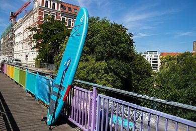 SUP auf der Brücke des Karl-Heine-Kanals