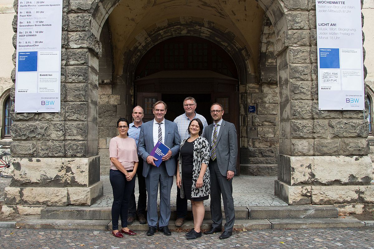 Gruppe um Burkhardt Jung vor der Philippuskirche