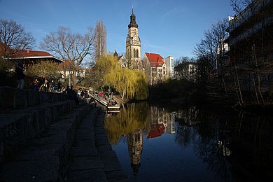 Blick vom Kanal auf die Philippuskirche