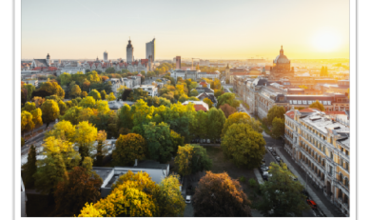 Blick über Leipzig mit untergehender Sonne auf der rechten Seite