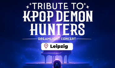 3 Mangafiguren weiblich vor einer Treppe mit Leuchtschwerten