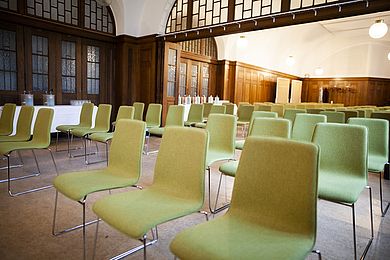 Stuhlreihen im historischen Saal