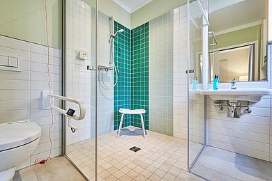 Badezimmer des barrierefreien Komfort-Zimmers mit rollstuhlgerechter Dusche