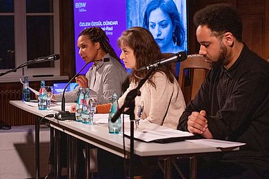 Özlem Özgül Dündar, Abak Safaei-Rad und Moderator Fabian Ng'uni