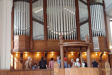 Besucher*innen auf der Orgelempore der Philippuskirche