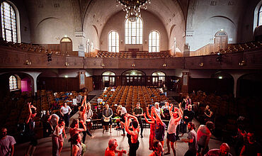 Tanzende Menschen auf dem Altarraum der Philippuskirche