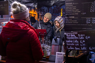 Kund*innen am Kaffeestand