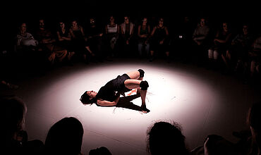 Performerin Sahar Damoni